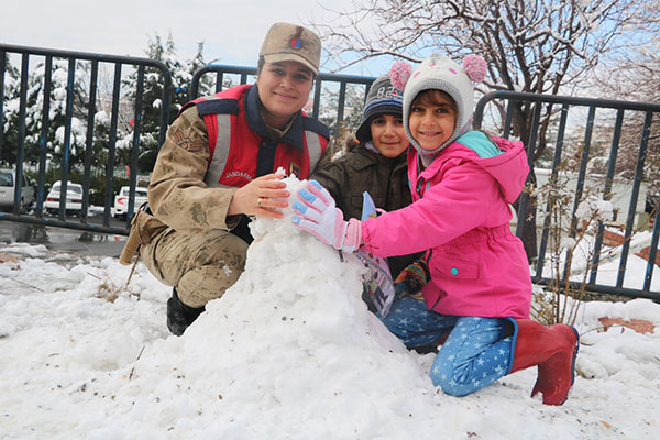 Jandarma çocuklarla kardan adam yapıp kartopu oynadı
