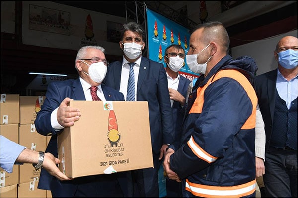 Başkan Mahçiçek, Temizlik Personeline Erzak Paketi Dağıttı
