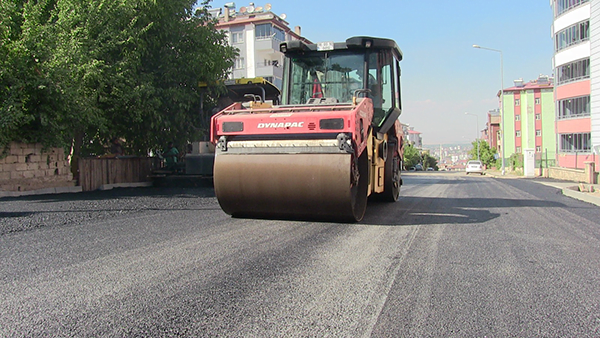 Elbistan’da altyapısı tamamlanan yollar sıcak asfalt ile kaplanıyor