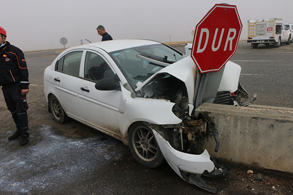 Otomobil beton bariyerlere çarptı 1 ölü, 5 yaralı