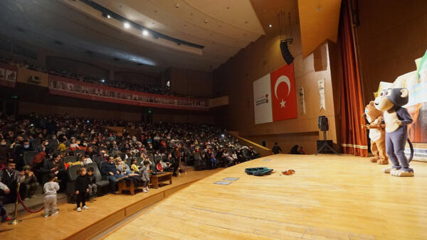 Büyükşehir Belediyesi tarafından organize edilen ‘Akıllı Tavşan Momo’ tiyatro oyuna