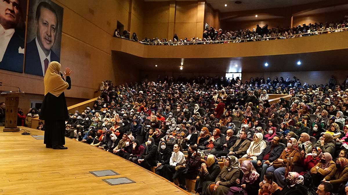 Büyükşehir Belediyesi Kültür Sanat etkinlikleri kapsamında Kahramanmaraşlılarla bir araya gelen