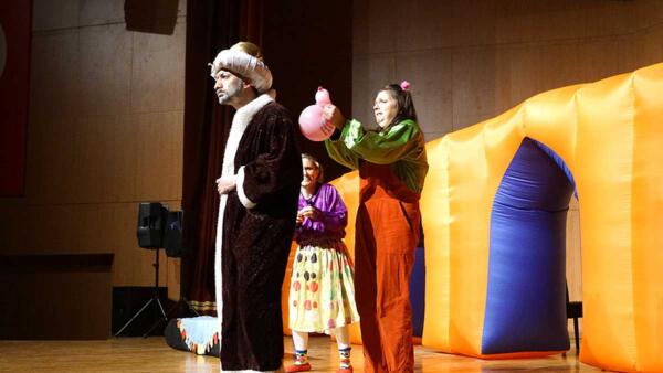 Büyükşehir Belediyesi, ‘Nasreddin Hoca’ adlı çocuk tiyatrosunu miniklerle buluşturdu. Nasreddin