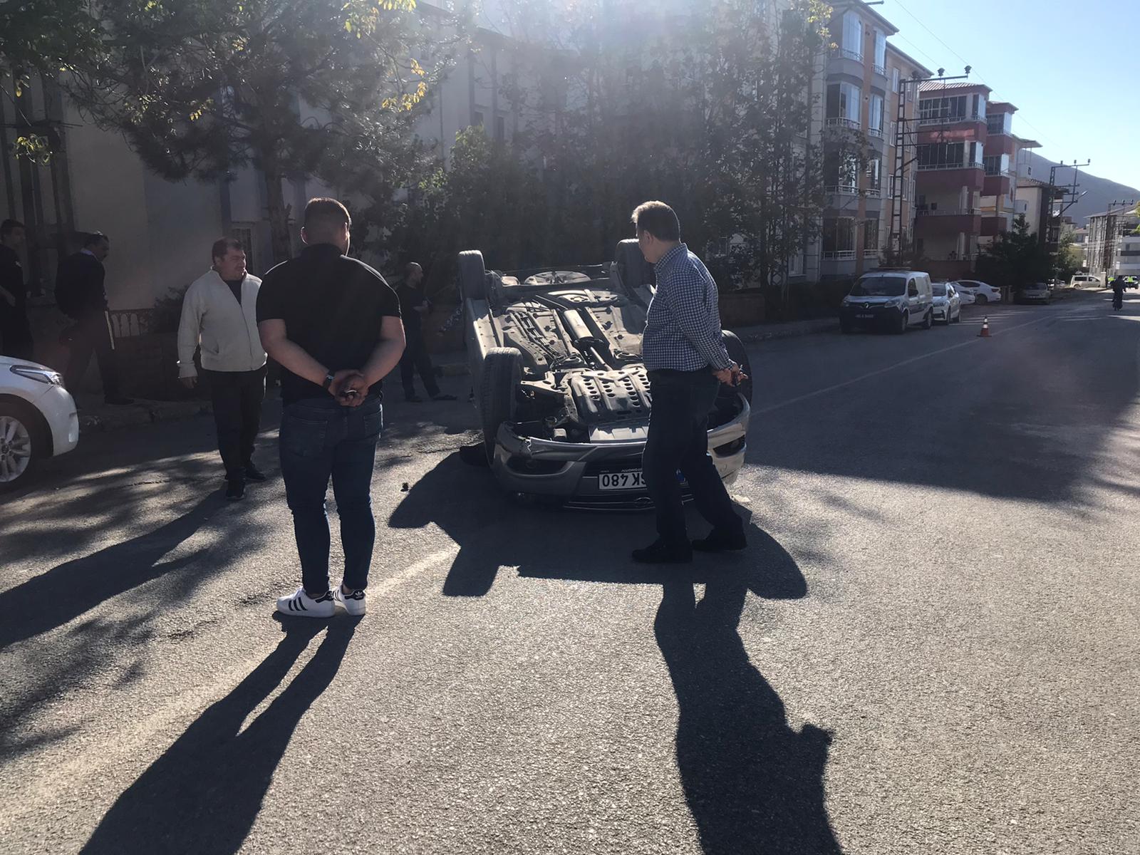 Kahramanmaraş’ta otomobil takla attı: Kahramanmaraş’ın Elbistan ilçesinde sürücüsü, direksiyon hakimiyetini