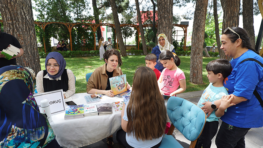 Büyükşehir Belediyesi, kültür sanat etkinlikleri kapsamında birbirinden değerli yazarlarla imza