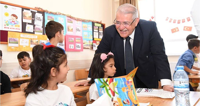 Onikişubat Belediye Başkanı Hanefi Mahçiçek, Şehit Ömer Faruk Sayıl İlkokulu’nda