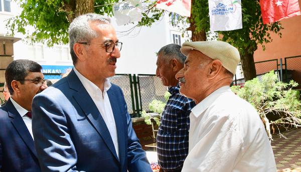 Şehrin farklı noktalarında vatandaşlarla bir araya gelerek bayramlarını tebrik eden