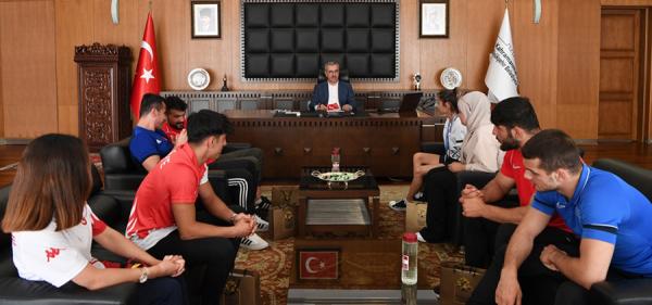 Gösterdikleri başarılarla adından söz ettiren Kahramanmaraşlı sporcularla bir araya gelen