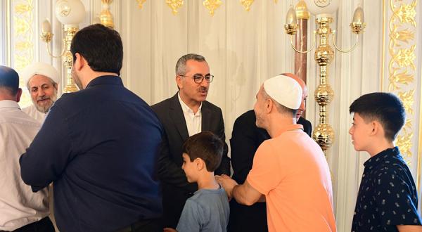 Abdülhamid Han Camii’nde kılınan bayram namazının ardından vatandaşlarla bayramlaşan Başkan