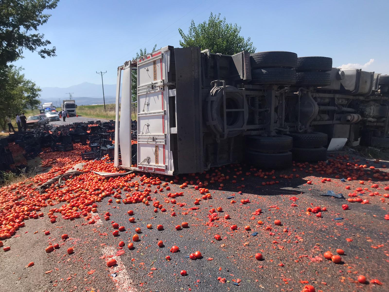 Türkoğlu’nda domates yüklü kamyon devrildi: 1 yaralı