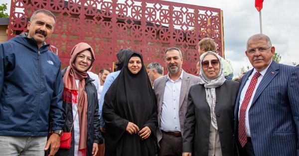 Tüm dünyadan milyonlarca kişinin ziyaret etmesinin yanı sıra düzenlendiği şehri
