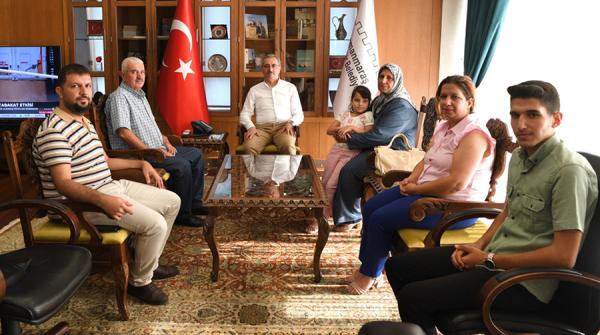 Büyükşehir Belediye Başkanı Hayrettin Güngör, şehit Barış Göl’ün ailesini makamında