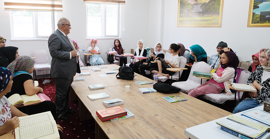 Başkan Mahçiçek, Kur’an Eğitim Merkezi’nde öğrencilerle buluştu