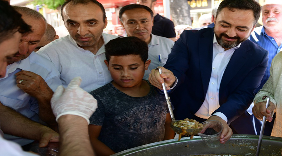 Elbistan Belediyesi Uzun Çarşıda Aşure İkram Etti