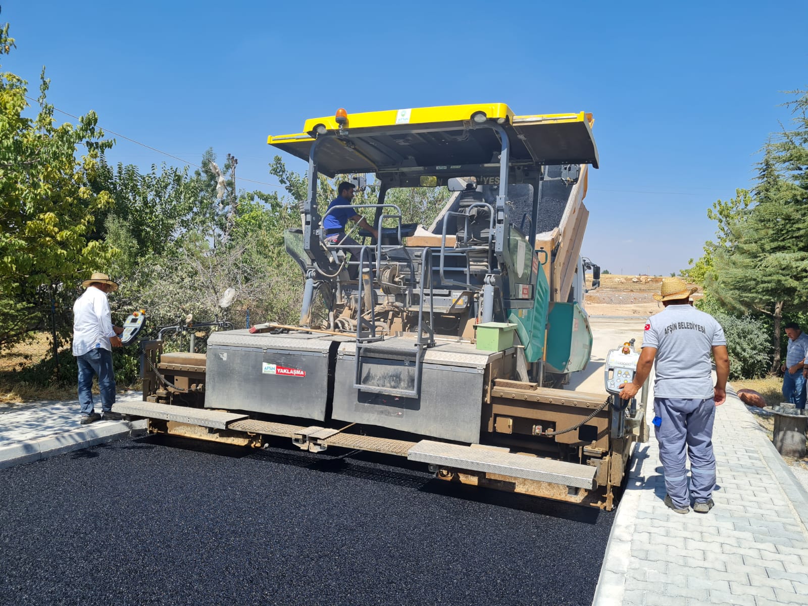 Afşin’de asfalt çalışmaları hız kesmeden devam ediyor