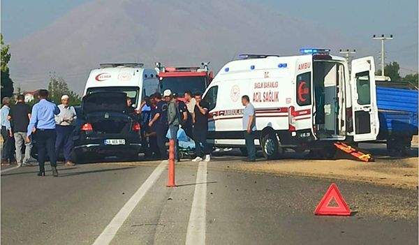 Kahramanmaraş’ın Elbistan ilçesinde otomobil, traktör römorkuna çarpması sonucu 4 kişi
