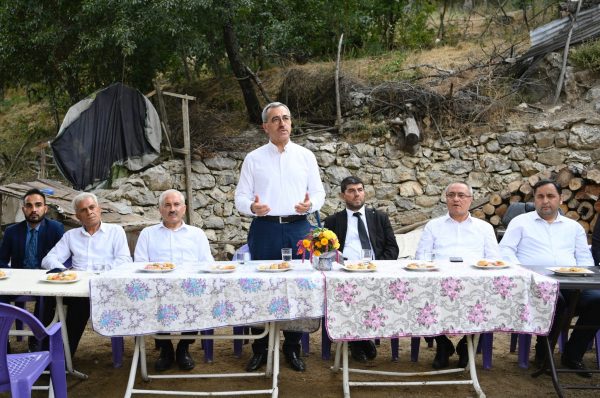 Andırın ilçesinin kırsal mahallelerinde vatandaşlarla bir araya gelen Büyükşehir Belediye