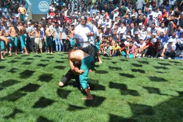 Kahramanmaraş Dulkadiroğlu Belediyesi’nin Bertiz Boyalı mahallesinde düzenlediği geleneksel güreş turnuvasının
