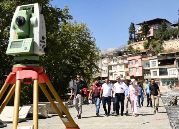 Kanlıdere’ye inşa edilen yeni köprüde devam eden çalışmaları yerinde inceleyen