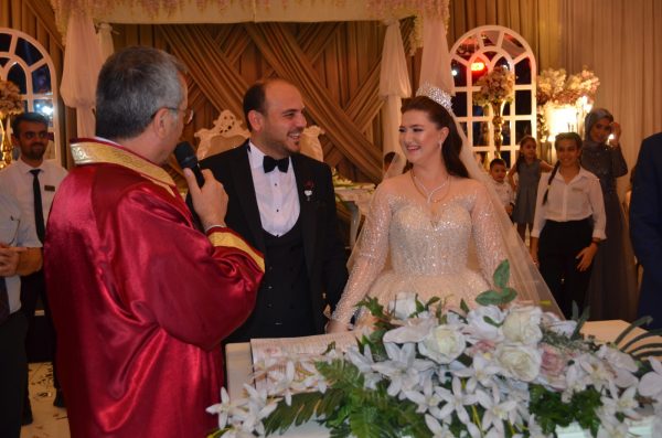 Oktay Çam ile Zehra Doğruoğlu, gerçekleştirilen görkemli bir düğün töreniyle