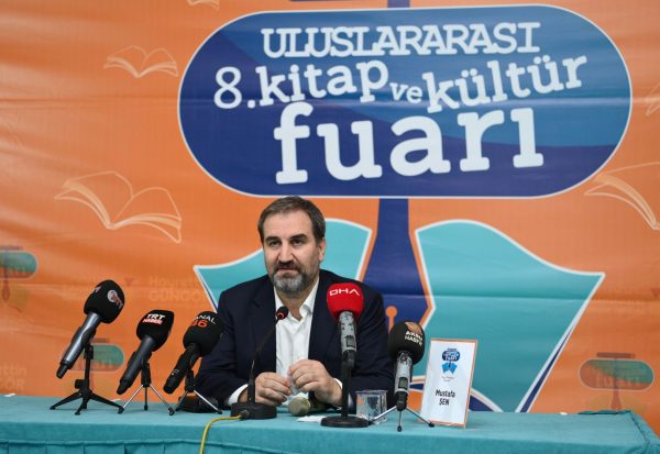 Uluslararası 8. Kitap ve Kültür Fuarı’nda gençlerle bir araya gelen