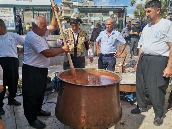 Kahramanmaraş’ta 22 mahallenin bir araya gelerek düzenlediği Şıra Festivaline vatandaşlar
