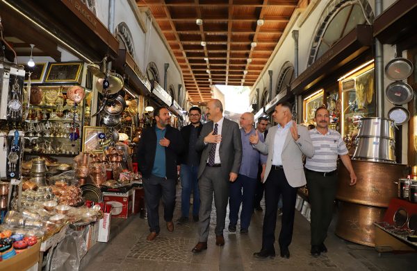 Dulkadiroğlu Belediye Başkanı Necati Okay, esnaf ziyaretleri kapsamında Bakırcılar Çarşısı’nı