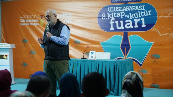 Kahramanmaraş 8. Uluslararası Kitap ve Kültür Fuarı’nda okurlarıyla bir araya