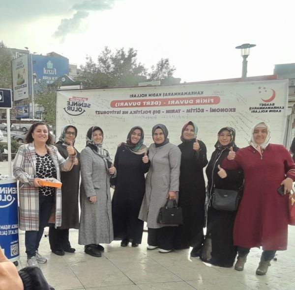 Saadet Partisi Kadın Kolları Başkanlığı Demokrasi Meydanında Fikir Duvarı Çalışması