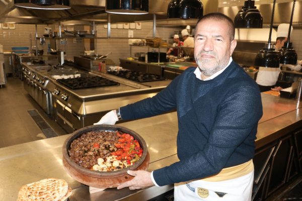 Kahramanmaraş’ın yöresel lezzetleri arasında yer alan Maraş Eli Böğründe, Türk