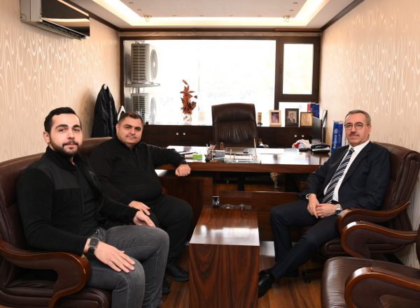 Zübeyde Hanım Bulvarı’nda esnaf ve vatandaşlarla bir araya gelen Başkan
