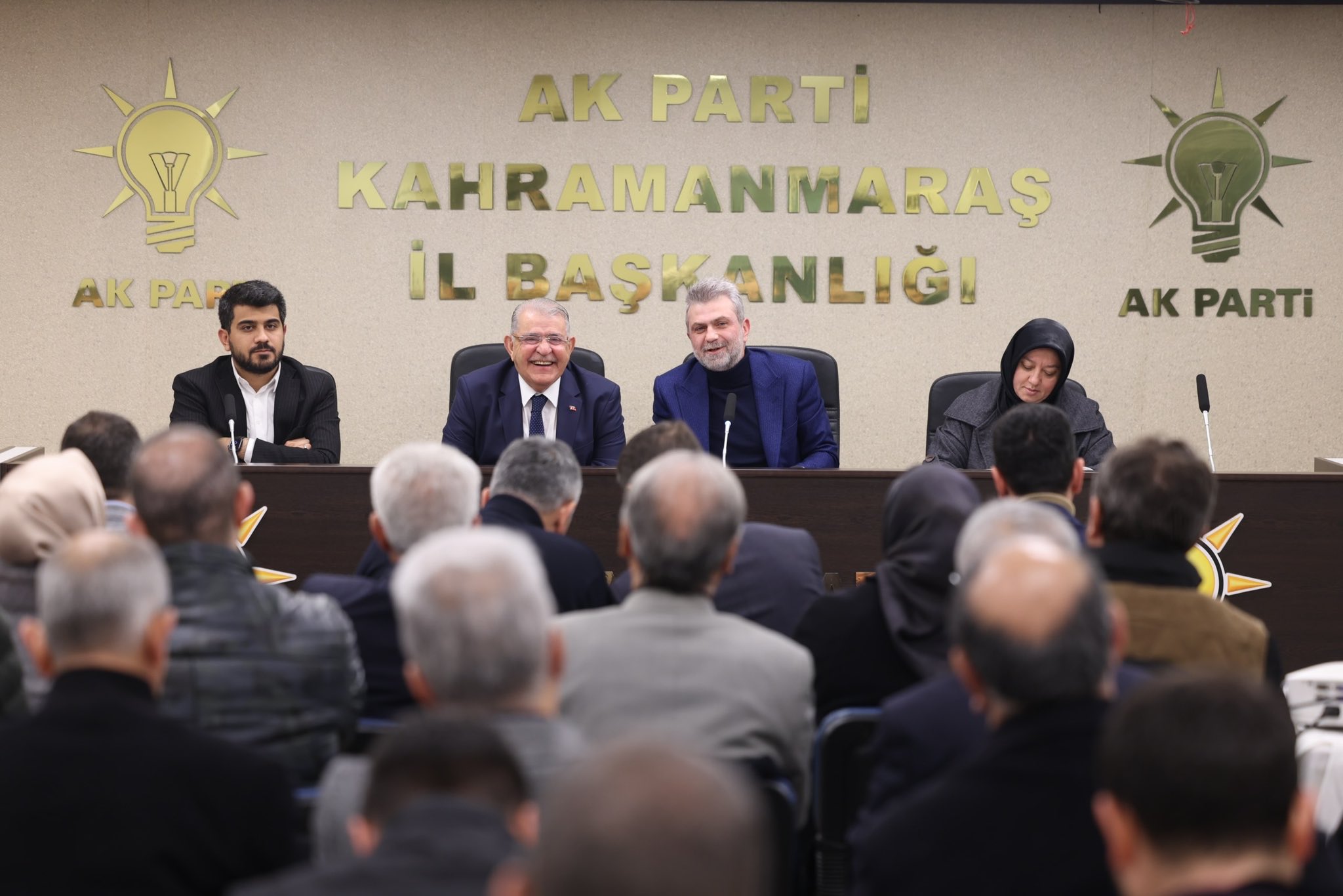 <strong>Başkan Mahçiçek, AK Parti teşkilatına 8 yıllık yatırım ve projeler ile hedefleri anlattı</strong>