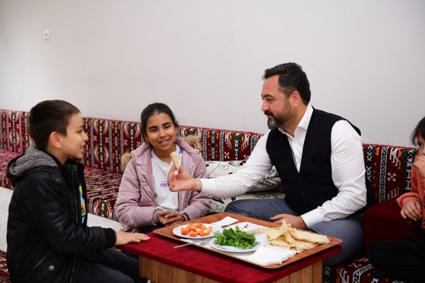 Elbistan Belediye Başkanı Mehmet Gürbüz, Yetim Koordinasyon Merkezi’nin 1300 çocuğu