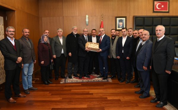 Pazarcık Belediye Başkanı İbrahim Yılmazcan ve meclis üyelerini makamında ağırlayan