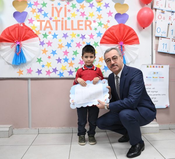 Onikişubat Üngüt İlkokulu’nda karne dağıtım programında çocuklarla bir araya gelen