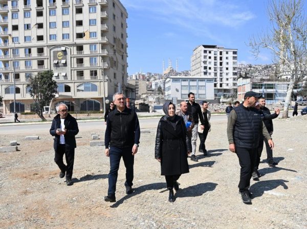 Geçici Çarşı alanlarında incelemelerde bulunan Başkan Güngör, “İlgili kurumlarımızın koordinasyonunda