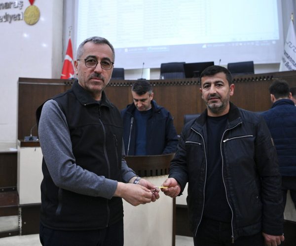 İnşa edilen geçici çarşılarda hak sahibi esnafa anahtarları teslim edildi.