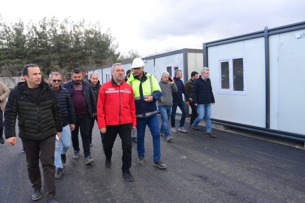 Yapımı süren prefabrik çarşı ile vatandaşların yerleşmeye başladığı geçici barınma