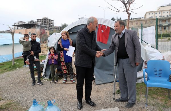 Dulkadiroğlu Belediye Başkanı Necati Okay, çadır alanlarında vatandaşları ziyaret ederek