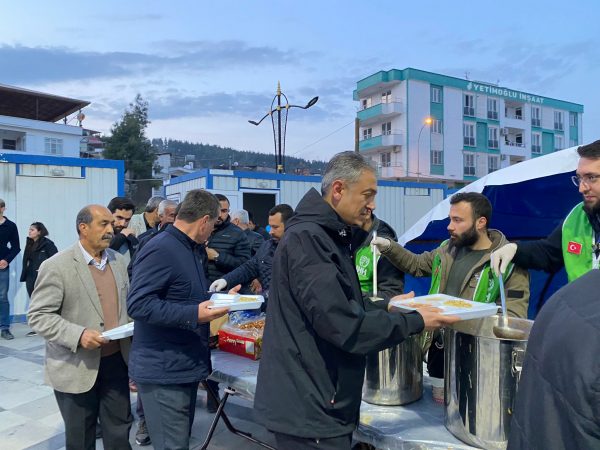 Türkoğlu Koordinatör Valisi Tuncay Akkoyun, Millet Meydanı’ nda kurulu iftar