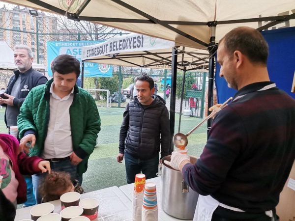 Etimesgut Belediyesi,Ramazan ayında Kahramanmaraş’ta 3 noktaya iftar çadırı kurdu.Etimesgut’ta bu