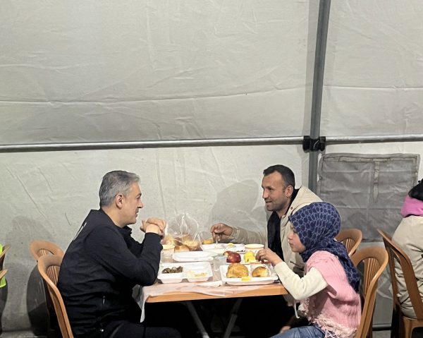 Türkoğlu Koordinatör Valisi Tuncay Akkoyun İftarda Hemşehrilerimizin Sofrasına Misafir Olmaya