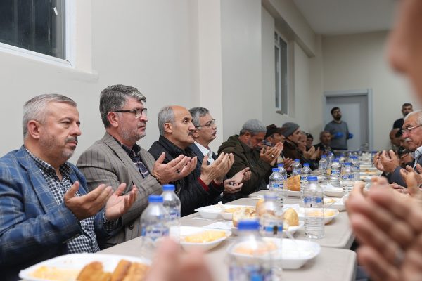 Dulkadiroğlu Belediyesi, Elmalar mahallesinde iftar programı düzenledi. Vatandaşlarla iftar sofrasında