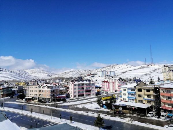 Kahramanmaraş’ın Göksun ilçesinde merkez ve kırsalda bugün kar yağışı etkili