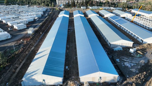 Karacasu Geçici Konaklama Merkezi’nde toplamda 396 prefabrik evin kurulumunda sona