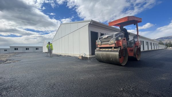 Büyükşehir Belediyesi, Karacasu Geçici Barınma Merkezi 5’inci etapta asfalt çalışmalarını