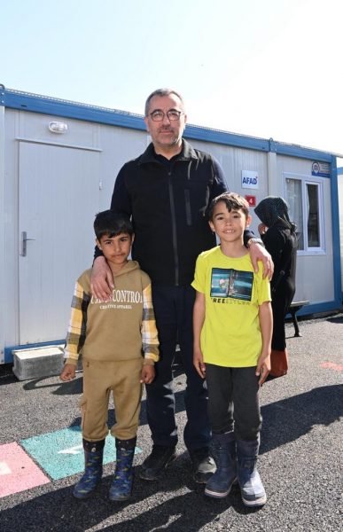 Karacasu Geçici Barınma Merkezi’ni ziyaret ederek vatandaşlarla bir araya gelen