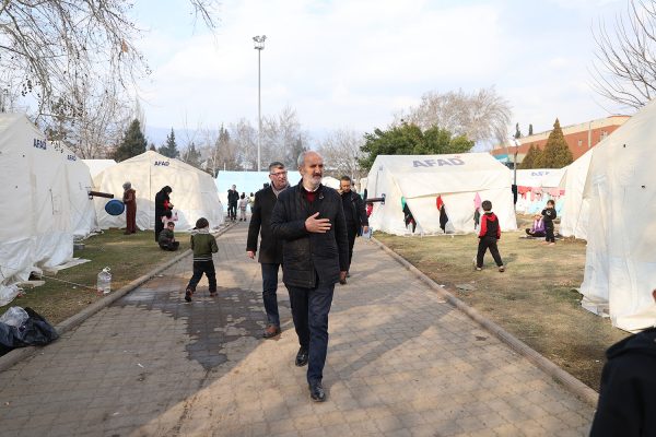 Dulkadiroğlu Belediye Başkanı Necati Okay, depremzedeleri ziyaret ederek ihtiyaçlarının temini