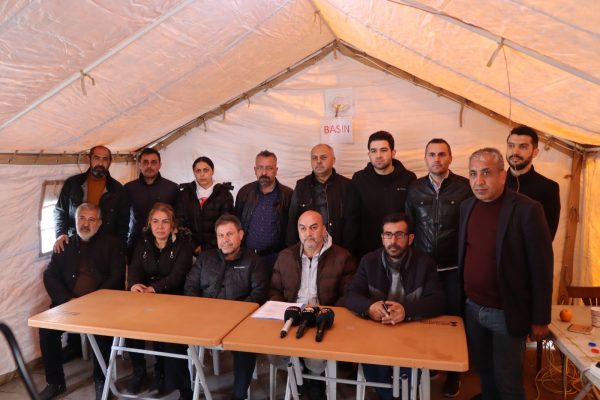 Kahramanmaraş’ta bulunan gazeteciler cemiyetleri, bir polis grubu tarafından saldırıya uğrayan