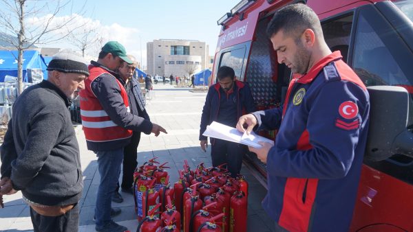 Geçici barınma merkezlerine yangın söndürme cihazı desteğini sürdüren Büyükşehir Belediyesi,